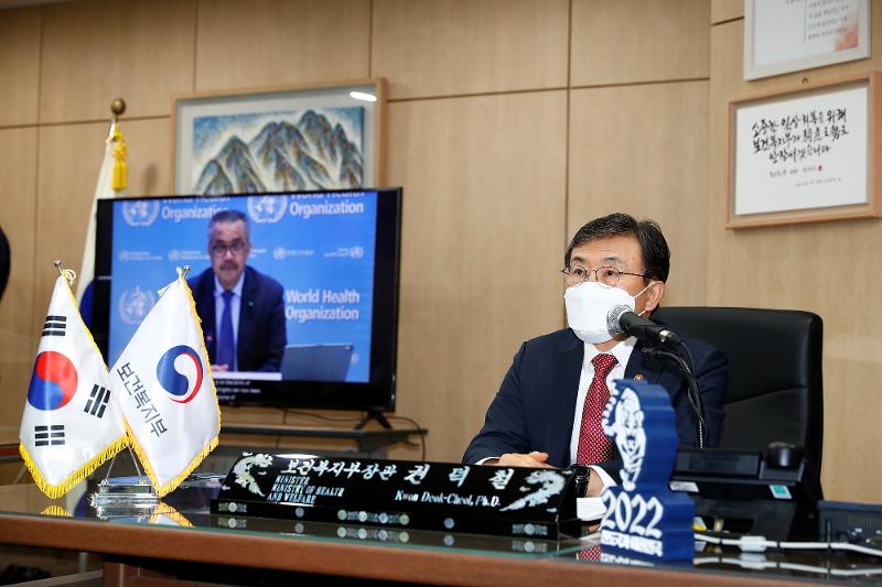 Kwon Deok-cheol, Minister für Gesundheit und Wohlfahrt, spricht am 23. Februar mit dem Generaldirektor der Weltgesundheitsorganisation (WHO), Tedros Adhanom Ghebreyesus, bei einer Online-Veranstaltung für das Global Biomanufacturing Workforce Training Hub der WHO. ⓒ Ministerium für Gesundheit und Wohlfahrt