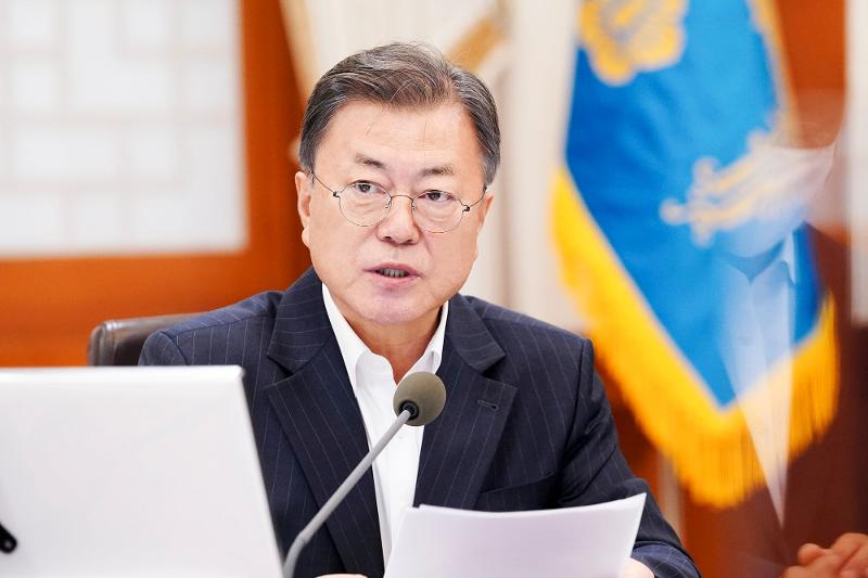 Südkoreas Staatschef Moon Jae-in leitet am 14. Februar 2022 eine Sitzung in Bezug auf Wirtschaft und Sicherheit im Cheong Wa Dae. ⓒ Facebook-Seite des Blauen Hauses