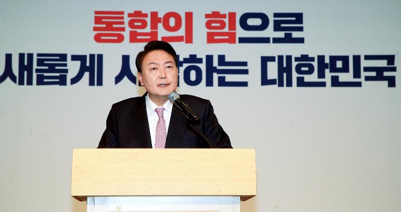 Der gewählte Präsident Yoon Suk Yeol hält am Morgen des 10. März eine Pressekonferenz in der Nationalversammlung im Stadtteil Yeouido im Bezirk Yeongdeungpo-gu in Seoul ab, nachdem er die 20. Präsidentschaftswahlen gewonnen hat. ⓒ Yonhap News
