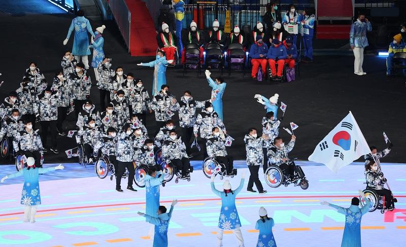 Das Team Korea betritt am 4. März 2022 das Nationalstadion in Peking im Rahmen der Eröffnungsfeier für die Paralympischen Winterspiele in Peking. 