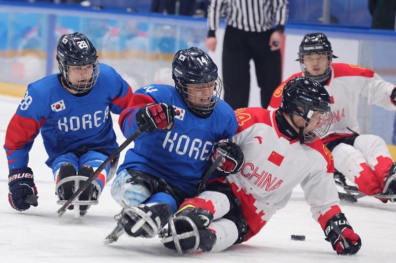 Das koreanische Eishockeyteam kämpft am 12. März bei den Winter-Paralympics 2022 in Peking um die Bronze-Medaille gegen China im Nationalen Hallenstadion der Hauptstadt. Das Team Korea, das bei den Paralympics 2018 in PyeongChang die Bronzemedaille gewonnen hatte, ging in das Match, um sich diese Medaille zum zweiten Mal in Folge zu sichern, aber am Ende gewann China mit 4:0