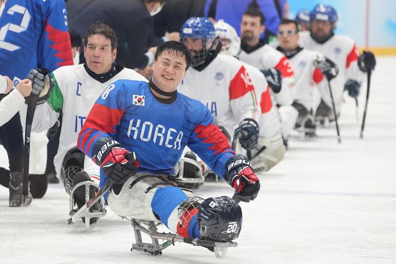 Obwohl die koreanische Eishockeymannschaft eine Medaille verpasst hat, verlässt sie die Spiele stolz, nachdem sie am 9. März mit 4:0 gegen Italien zum zweiten Mal in Folge das Halbfinale auf der großen Bühne erreicht hat. Dieser Sieg gegen Italien war ebenso der beeindruckenden Torwartleistung von Choi Hyuk-jun und Lee Jae-woong zu verdanken wie der Offensivleistung von Jang Dong-shin und den anderen Stürmern. .