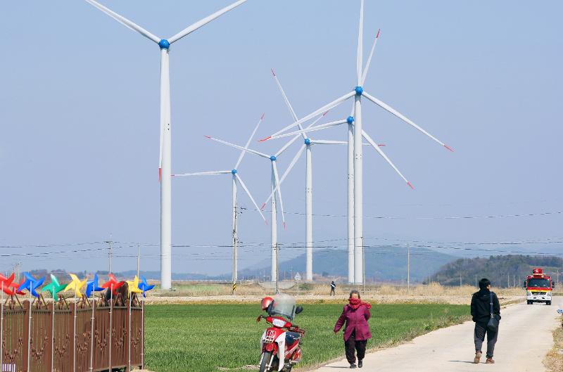 Südkorea wurde das 14. Land der Welt, das ein Gesetz zur Klimaneutralität erließ. Das Gesetz soll am 25. März in Kraft treten. Abgebildet ist der Windkraftkomplex in Yeonggwang, Profinz Jeollanam-do. ⓒ Yonhap News 