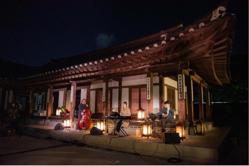 Das Hanok-Dorf Namsangol veranstaltet vom 6. Mai bis 8. Juli jeden Freitagabend ein kleines Hanok-Konzert. 