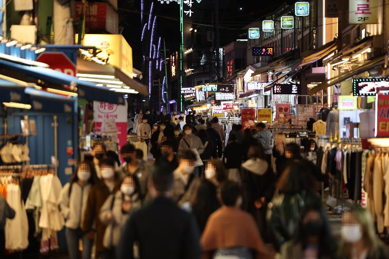 Ab 18. April 2022 können Restaurants, Cafés und andere kleine Unternehmen in Südkorea ohne Ausgangssperre frei arbeiten, während die Begrenzung der Größe privater Versammlungen aufgehoben wird. ⓒ Yonhap News