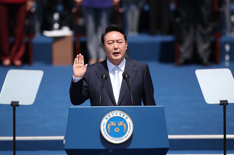 Präsident Yoon Suk Yeol legt seinen Amtseid während seiner Amtseinführungszeremonie auf dem Platz der Nationalversammlung in Seoul am 10. Mai 2022 ab. ⓒ Yang Dong Wook/Defense Media Agency