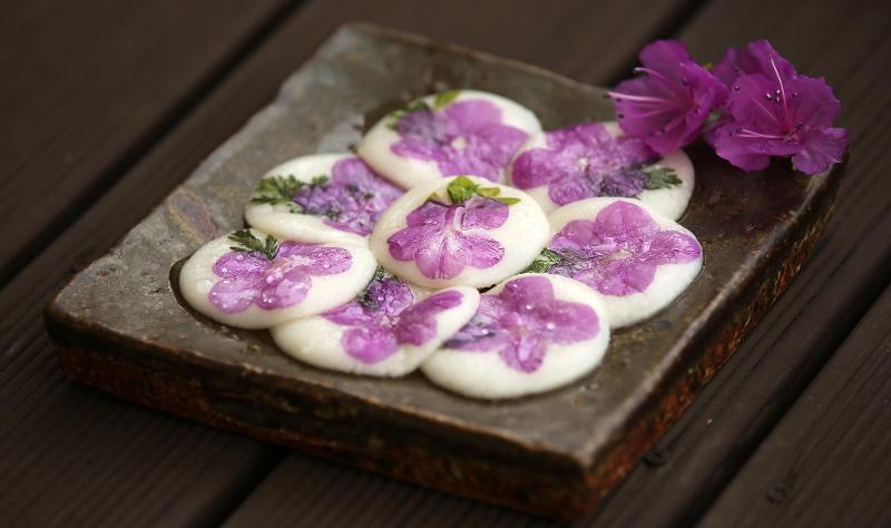 Azaleen-Hwajeon, hergestellt aus klebrigem Reismehl und essbaren Blütenblättern aus saisonaler Blumen. Azaleenreiskuchen sind besonders lecker, wenn man sie nach mariniertem Fleisch isst. Ihr zarter Geschmack hinterlässt im Mund einen leichten und frischen Geschmack. ⓒ Korea.net DB