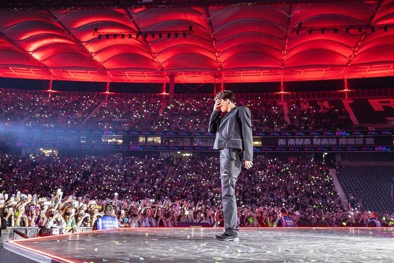 Kai von Exo tritt am 14. Mai beim „KPOP.FLEX“-Konzert im Deutsche Bank Park in Frankfurt am Main vor etwa 44.000 Fans auf. 