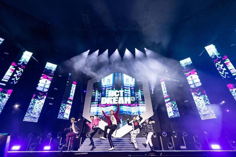 Die koreanische Welle rollt durch Europa. Abgebildet ist die südkoreanische Boyband NCT Dream, die auf der Bühne von „KPOP.FLEX“ stand.