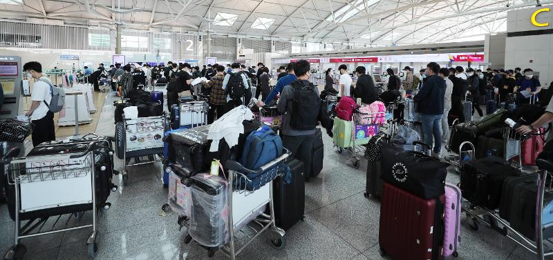 Eine Abflughalle des internationalen Flughafens Incheon ist am 20. Mai 2022 voller Menschen. Ab dem 23. Mai erkennt die südkoreanische Regierung negative Antigen-Schnelltestergebnisse für Reisende an, die Flüge nach Südkorea besteigen, zusätzlich zu den derzeit akzeptierten Testergebnissen der Polymerase-Kettenreaktion (PCR). ⓒ Yonhap News