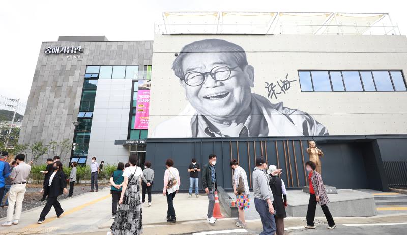 Am Nachmittag des 8. Juni begeben sich Besucher zu einer Gedenkhalle, die dem verstorbenen Fernsehmoderator Song Hae im Kreis Dalseong-gun in Daegu gewidmet ist.