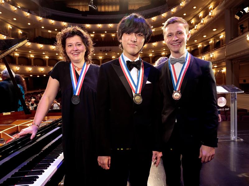 Beim 16. Cliburn-Wettbewerb ist der 18-jährige Pianist aus Südkorea, Lim Yunchan (mitte), mit der Goldmedaille ausgezeichnet. Anna Geniushene (links), 31, die in Moskau geboren wurde, gewann die Silbermedaille und Dmytro Choni, 28, aus Kiew, der die Bronzemedaille (25.000 US-Dollar) gewann.