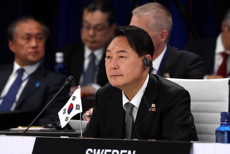 Der südkoreanische Präsident Yoon Suk Yeol nimmt am 29. Juni 2022 an einem Gipfeltreffen der Nordatlantikvertrag-Organisation (NATO) im IFEMA-Kongresszentrum in Madrid teil. 