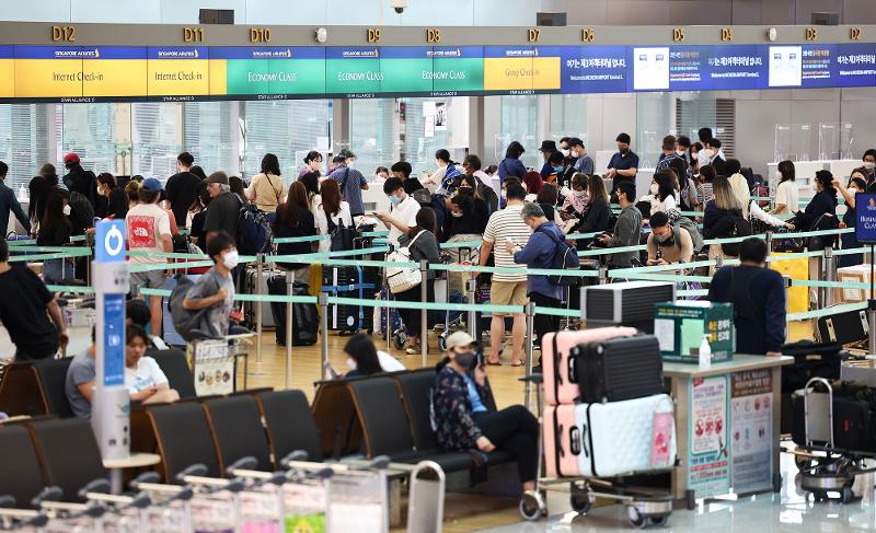 Seit der COVID-19-Pandemie hat die tägliche Zahl der Passagiere, die den Internationalen Flughafen Incheon benutzen, zum ersten Mal die 90.000-Marke überschritten. ⓒ Yonhap News