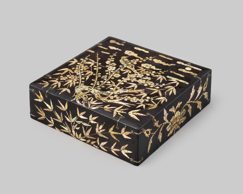 Die Schachtel mit Perlmutteinlagen mit Pflaume, Vogel und Bambus-Design, die 2021 aus Japan zurückgeführt ist, ist ein Teil einer Sonderausstellung im Nationalen Palastmuseum in Korea.