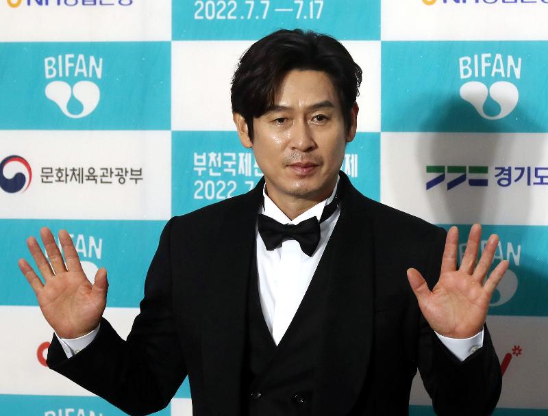 Der südkoreanische Schauspieler Seol Kyung-ku steht auf dem roten Teppich der 26. BIFAN. ⓒ Yonhap News