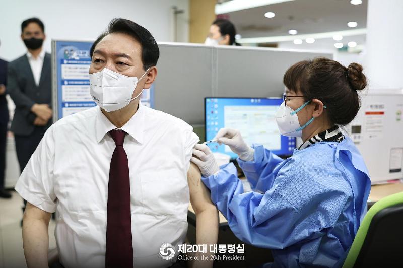 Südkoreas Präsident Yoon Suk Yeol erhält am 13. Juli 2022 seine vierte Impfung gegen COVID-19 in einem öffentlichen Gesundheitszentrum im Zentrum von Seoul. ⓒ Präsidialamt des 20. Präsidenten Koreas