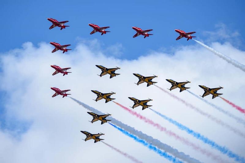 Das Kunstflugteam der südkoreanischen Luftwaffe führt am 18. Juli eine Aufführung mit dem britischen Red Arrows beim Royal International Air Tattoo in Fairford, Gloucestershire, Großbritannien, durch. 