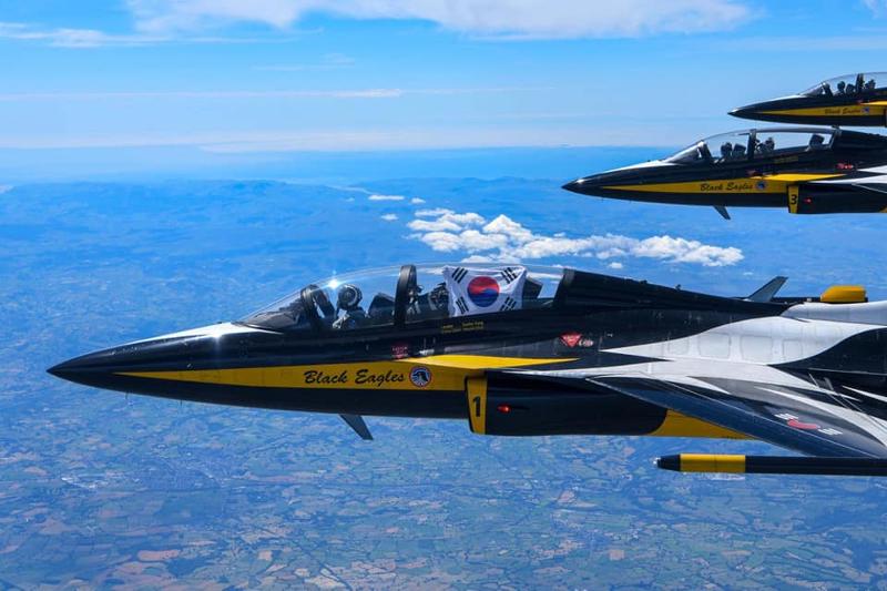 Das Kunstflugteam der koreanischen Luftwaffe, genannt Black Eagles, führt am 18. Juli 2022 eine Aufführung beim Royal International Air Tattoo in Fairford, Gloucestershire, Großbritannien, durch. 