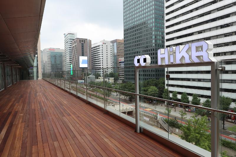 Die Terrasse mit Blick auf den Fluß Cheonggyecheon in Seoul befindet sich im fünften Stock des HiKR Ground.