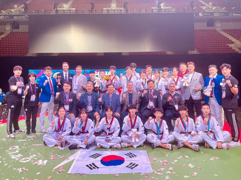 Das Team Korea, das am 31. Juli bei dem World Youth Taekwondo Tournament 2022 in Bulgarien teilnimmt, posiert für ein Erinnerungsfoto. ⓒ Korea Junior Taekwondo Federation