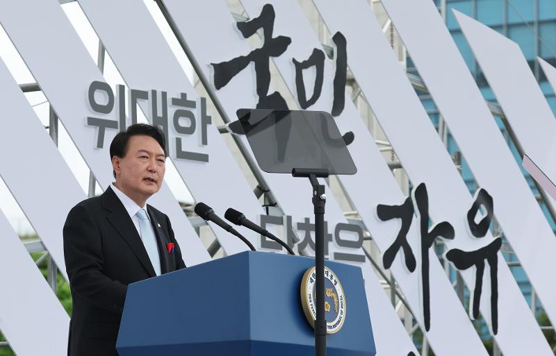 Südkoreas Präsident Yoon Suk Yeol hält am 15. August 2022 eine Rede bei einer Zeremonie anlässlich des 77. Unabhängigkeitstags der Republik Korea auf dem Rasen vor dem Präsidentenamt Yongsan. ⓒ Yonhap News