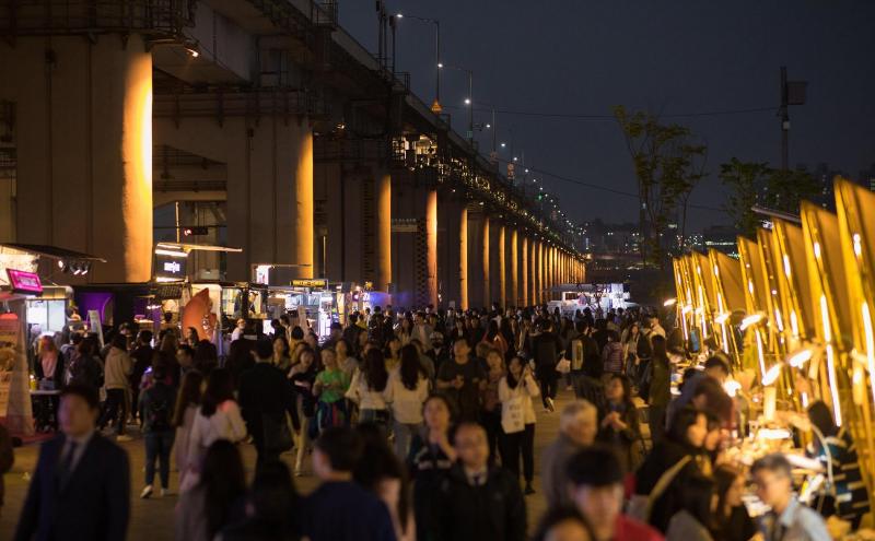 Die Momentaufnahme der Veranstlatung „Hangang Mondscheinmarkt“ im Jahr 2019. 