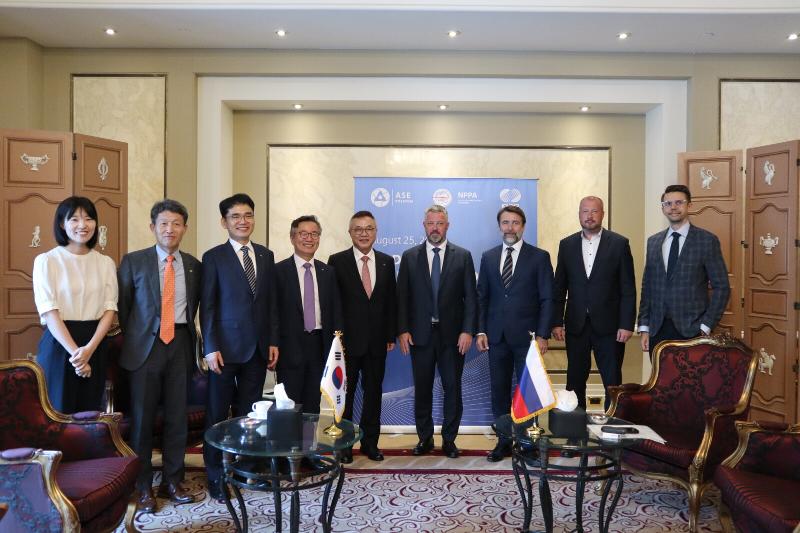 Whang Joo-ho, fünfter von links, CEO von Korea Hydro & Nuclear Power (KHNP), posiert mit Alexander Korchagin (sechster von links), Senior Vice President von ASE JSC, für ein Foto in Kairo, Ägypten, nachdem er einen Vertrag zur Teilnahme an einem ägyptischen Kernkraftwerksbauprojekt unterzeichnet hat. ⓒ Korea Hydro & Nuclear Power 