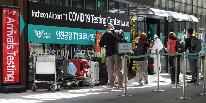 Alle Reisenden, die an Bord eines Flugzeugs oder Schiffs nach Korea ankommen, müssen ab dem 3. September um Mitternacht keinen negativen PCR-Test mehr abgeben. ⓒ Yonhap News