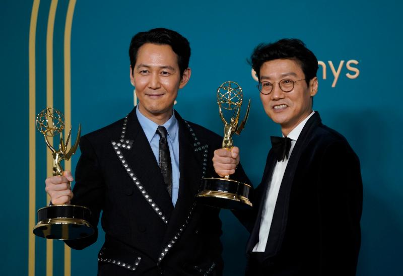 Der südkoreanische Schauspieler Lee Jung-jae (links) und der Regisseur Hwang Dong-hyuk von „Squid Game“ posieren am 12. September 2022 (Ortszeit) für ein Foto, nachdem sie den Preis für „Herausragender Hauptdarsteller in einer Dramaserie“ bzw. „Herausragende Regie für eine Dramaserie“ bei den 74. Primetime Emmy Awards im Microsoft Theatre in Los Angeles gewonnen haben. ⓒ Yonhap News