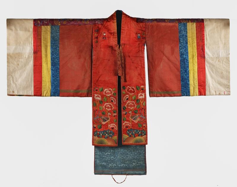 Abgebildet ist ein „Hwarot“ oder ein traditionelles Brautkleid aus der Joseon-Zeit (1392-1910), das dem Kunstmuseum LACMA in Los Angeles gehört. ⓒ Overseas Korean Cultural Heritage Foundation