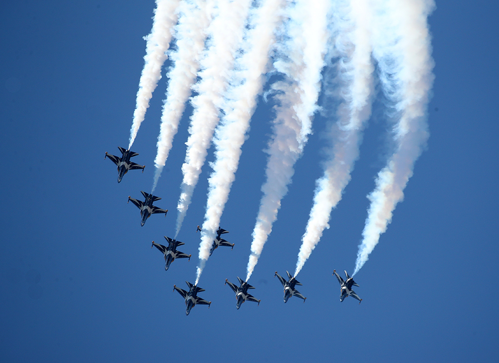 Kunstflugstaffel Black Eagles schmückt den Himmel.