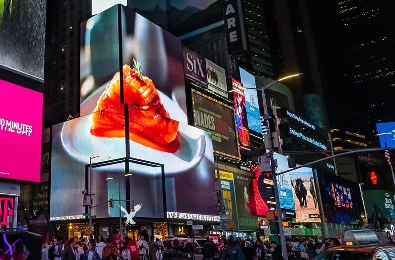 Ein Video mit Kimchi wurde auf einer großen digitalen Werbetafel am Times Square in New York gezeigt. ⓒ Facebook-Seite von Professor Seo Kyoung-duk