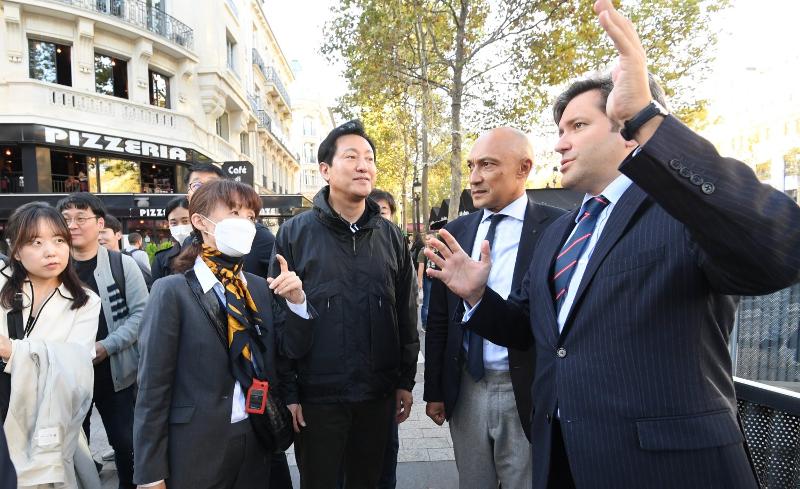 Der Bürgermeister von Seoul, Oh Se-hoon (Mitte), besicht am 22. Oktober 2022 zusammen mit Beamten der Pariser Stadtverwaltung die Avenue des Champs-Élysées. ⓒ Stadtverwaltung von Seoul