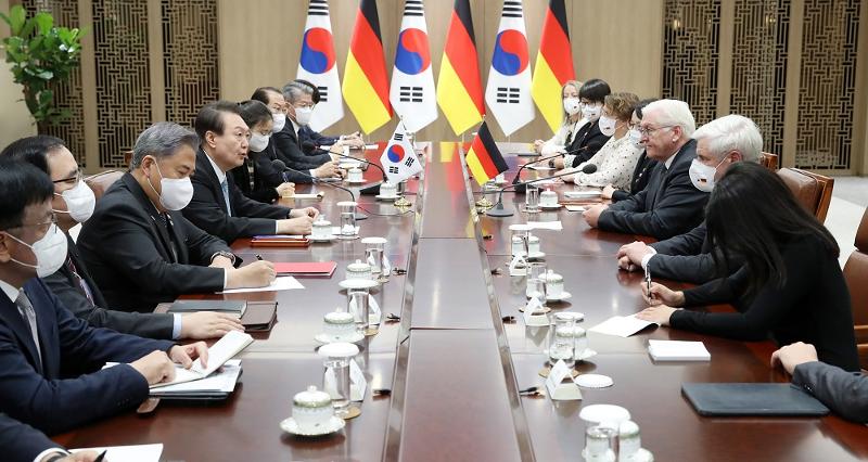 Südkoreas Staatsoberhaupt Yoon Suk Yeol (vierter von links) und Deutschlands Bundespräsident Frank-Walter Steinmeier führen am 4. November 2022 im Präsidialbüro in Yongsan, Südkorea, ein bilaterales Gipfeltreffen. ⓒ Yonhap News