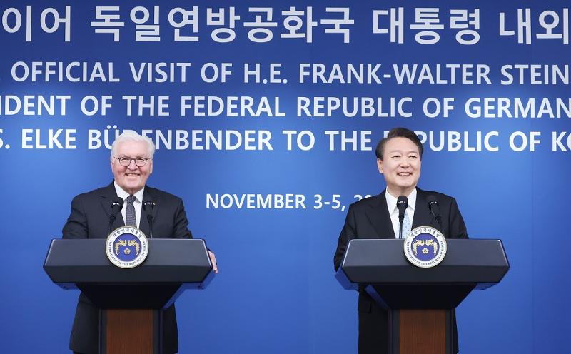 Südkoreas Präsident Yoon Suk Yeol (rechts) und Bundespräsident Frank-Walter Steinmeier halten am 4. November eine gemeinsame Pressekonferenz nach dem bilateralen Gipfeltreffen im Präsidialamt in Yongsan ab.