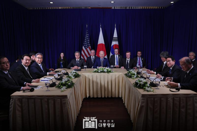 Die Staats- und Regierungschefs von Seoul, Washington und Tokio kommen am 13. November 2022 in Phnom Penh zum trilateralen Gipfelgespräch zusammen.