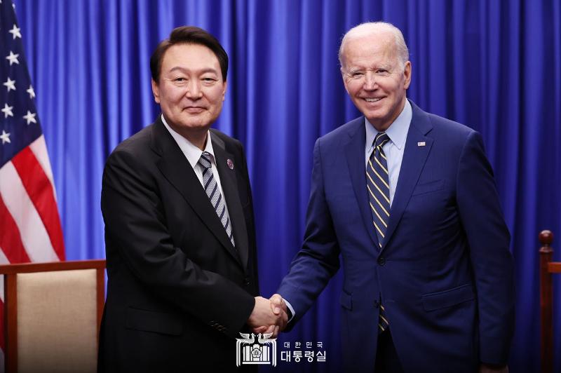 Die beiden Präsidenten von Südkorea und den USA schütteln sich am 13. November 2022 die Hände. Präsident Yoon und US-Präsident Biden halten in Phnom Penh am Rande des ASEAN-Gipfels ein bilateraler Gipfel ab.