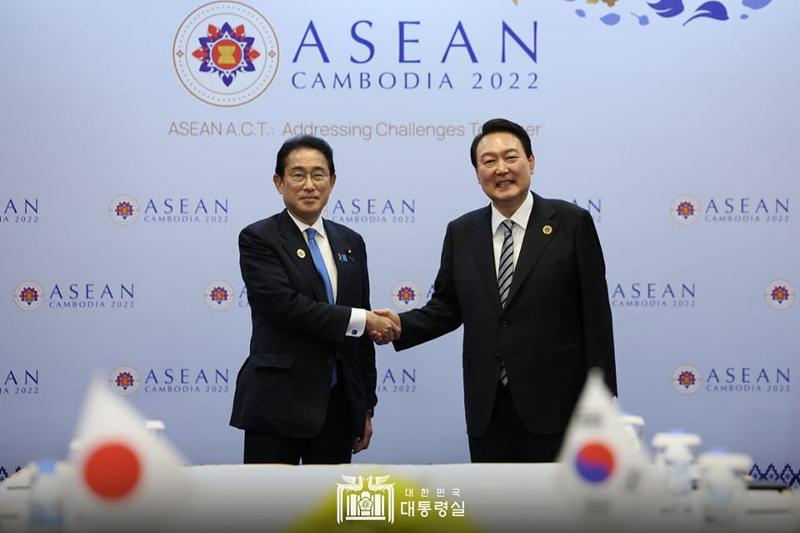 Südkoreas Präsident Yoon Suk Yeol und Japans Premierminister Kishida Fumio posieren am 13. November 2022 für ein Erinnerungsfoto. Die beiden Staats- und Regierungschefs treffen sich am Rande des ASEAN-Gipfels zum bilateralen Gesprächen.