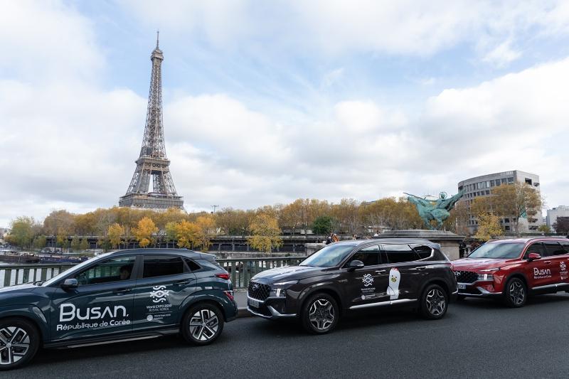 Umweltfreundliche Autos von Hyundai Motors fahren am 28. und 29. November 2022 rund um Paris, um Busans Bewerbung um die Austragung der Weltausstellung 2030 zu werben.