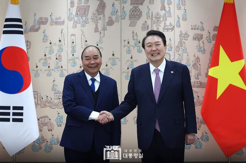 Präsident Yoon Suk Yeol (rechts) und sein vietnamesischer Amtskollege Nguyen Xuan Phuc schütteln sich die Hände vor seinem Gipfeltreffen im Präsidialbüro in Yongsan. ⓒ Präsidialamt der Republik Korea