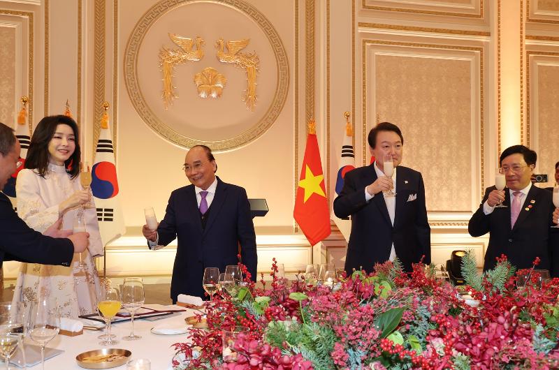 Präsident Yoon Suk Yeol (dritter von links) und sein vietnamesischer Amtskollege Nguyen Xuan Phuc (zweiter von links) stoßen bei einem Staaatsbankett in der ehemaligen Präsidentenresidenz vom Cheng Wa Dae in Seoul an. ⓒ Yonhap News