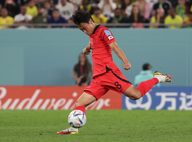 Paik Seung-ho trifft am 5. Dezember 2022 im Achtelfinalspiel der Länder bei der FIFA-Weltmeisterschaft im Stadion 974 in Doha gegen Brasilien. ⓒ Yonhap News 