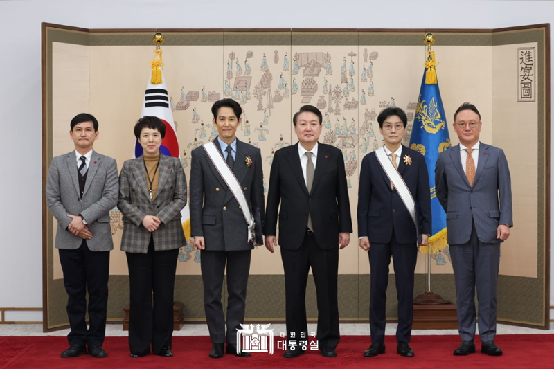 Präsident Yoon Suk Yeol (mitte) posiert für ein Foto mit dem Schauspieler Lee Jung-jae (dritter von links) und dem Filmemacher Hwang Dong-hyuk (zweiter von rechts). ⓒ Präsidialamt der Republik Korea