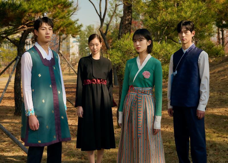Eine Hanbok-Ausstellung, bei der man die Schönheit der traditionellen koreanischen Tracht und die praktische Anwendbarkeit als Bürokleidung auf einen Blick sehen kann, findet vom 12. bis 29. Januar im Seouler Ara Art Center statt. Abgebildet sind Hanbok-Arbeitsuniformen im Transportbereich, wie Luftfahrt und Züge.