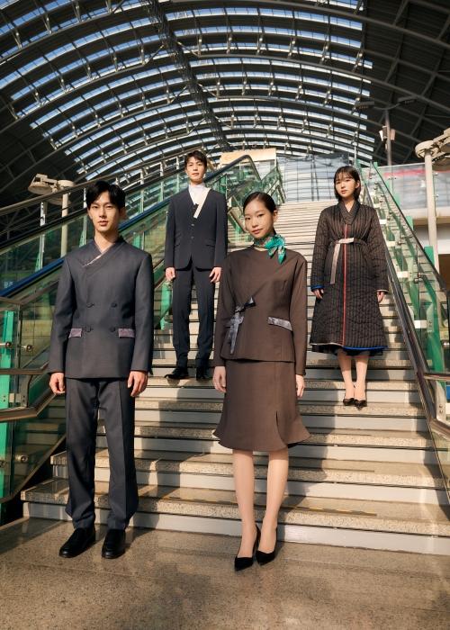 Abgebildet sind Hanbok-Arbeitsuniformen im Transportbereich, wie Luftfahrt und Züge.