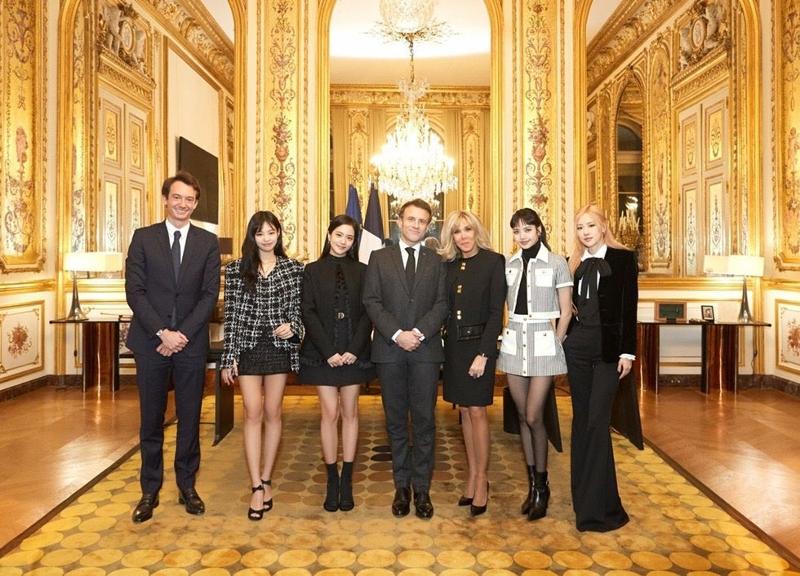 Mitglieder der Mädchengruppe BLACKPINK posieren für Fotos mit Emmanuel Macron und Brigitte Macron, dem Präsidenten und der First Lady von Frankreich. ⓒ YG Entertainment