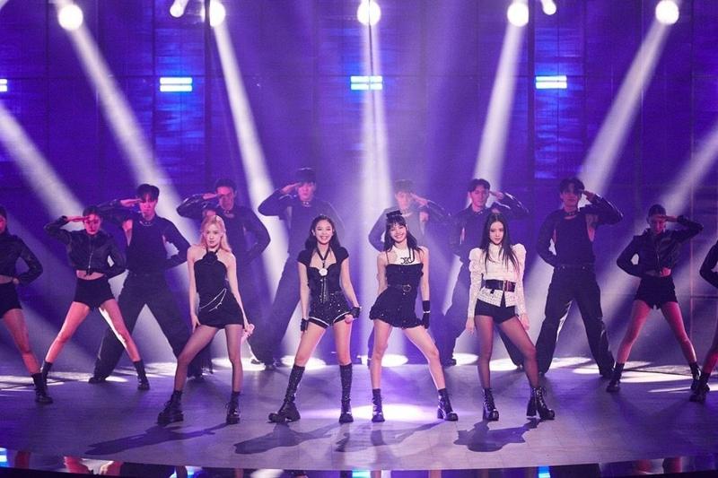 Die Mädchengruppe BLACKPINK tritt am 25. Januar (Ortszeit) bei der Wohltätigkeitsveranstaltung Le Gala des Pièces Jaunes in Paris, Frankreich, auf. ⓒ YG Entertainment