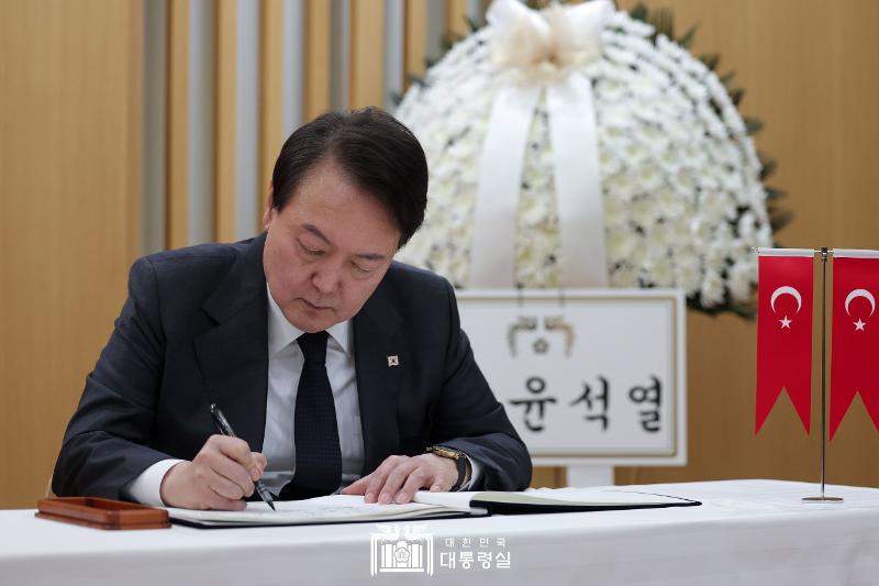 Der südkoreanische Präsident Yoon Suk Yeol schreibt am 9. Februar in das Kondolenzbuch, um den Opfern, die von einem tödlichen Erdbeben in der Türkei betroffen sind, sein Beileid auszudrücken. ⓒ Präsidialamt der Republik Korea