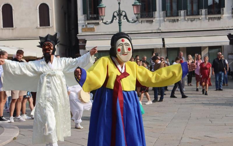 Der koreanische Maskentanz „Talchum“ wurde am 15. Oktober 2022 am Campo Santo Stefano in Venedig, Italien, aufgeführt. ⓒ K-tiful